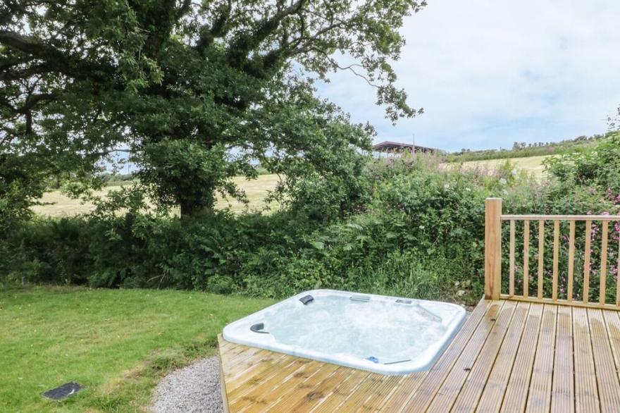OAK LODGE, family friendly, with hot tub in Falmouth