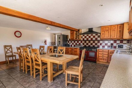 GLANYRAFON, family friendly, with hot tub in St Harmon