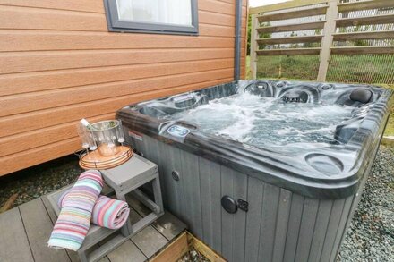 SEAHORSE RETREAT, family friendly, with hot tub in Broad Haven