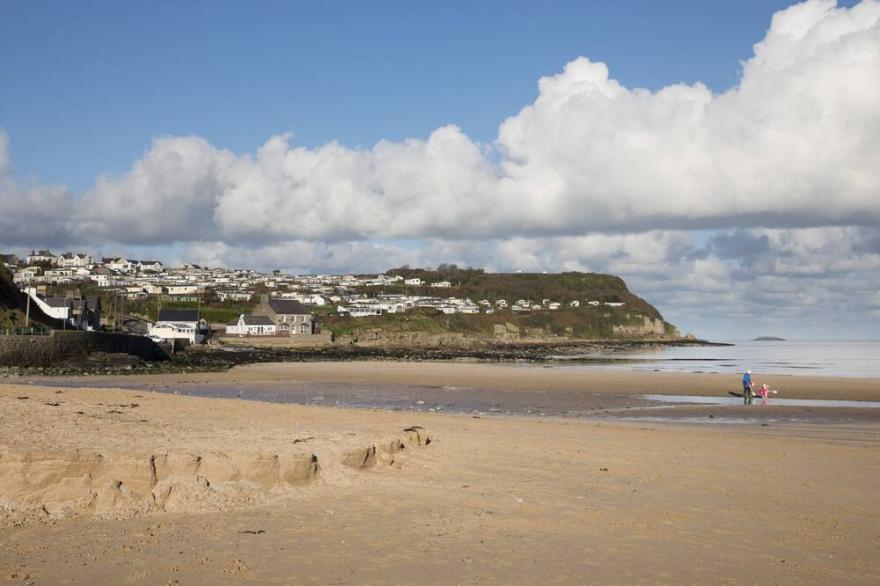 SEA BREEZE, family friendly, luxury holiday cottage in Benllech