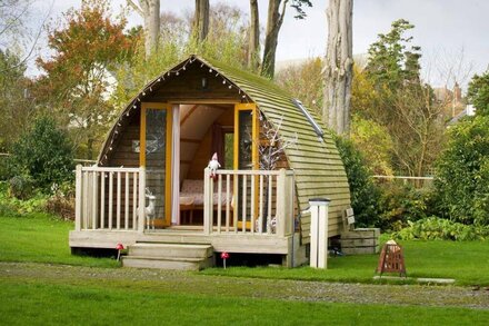 Pickhill Pod with hot tub and dog friendly close to beach and Hadrian's Wall