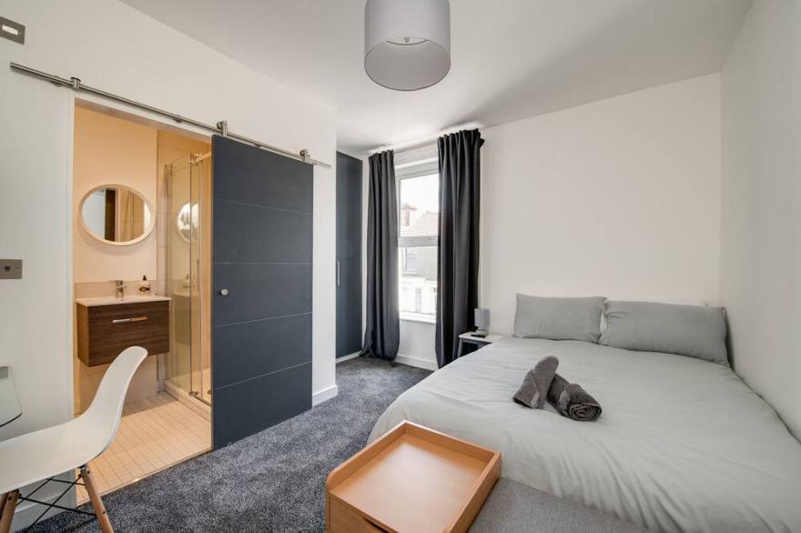 Luxurious House,100% 5 * 3 large en-suites Rooms. CONTRACTORS/LEISUREgarden,pets