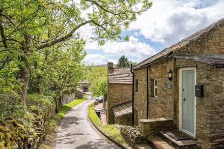 Dog friendly cottage, w/ fantastic views, sleeps 3, w/ private terrace & modern electric radiators