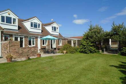 large bungalow near harrogate with hot tub and pool