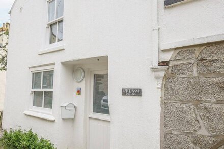 GREEB ROCKS COTTAGE, pet friendly, with open fire in Marazion