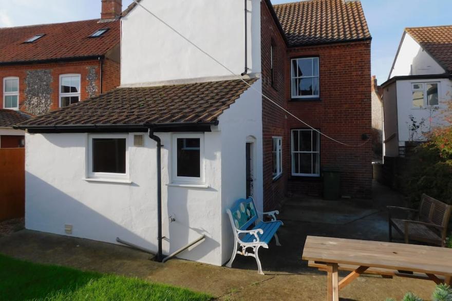 The Prairie -  A Deceptively Spacious Cottage With Parking Close To The Beach In Sheringham