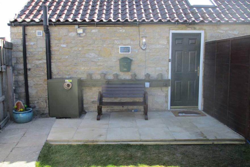 Midsummer  Cottage with private garden in beautiful countryside & great location