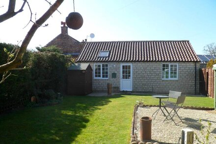 Midsummer  Cottage with private garden in beautiful countryside & great location