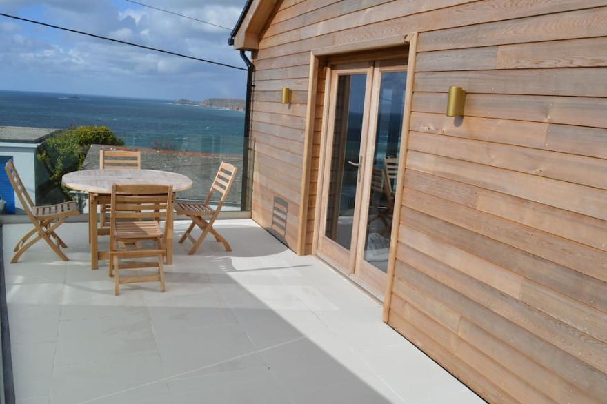 NEW LISTING Stunning new Cornish house with sea views, few minutes walk to beach