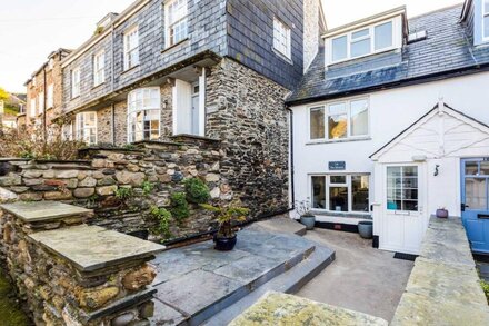 THE MIZZEN, pet friendly, character holiday cottage in Port Isaac