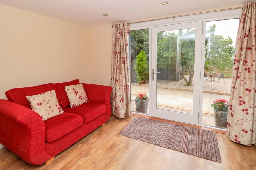 EASTDOWN ANNEXE, pet friendly, character holiday cottage in Dartmouth