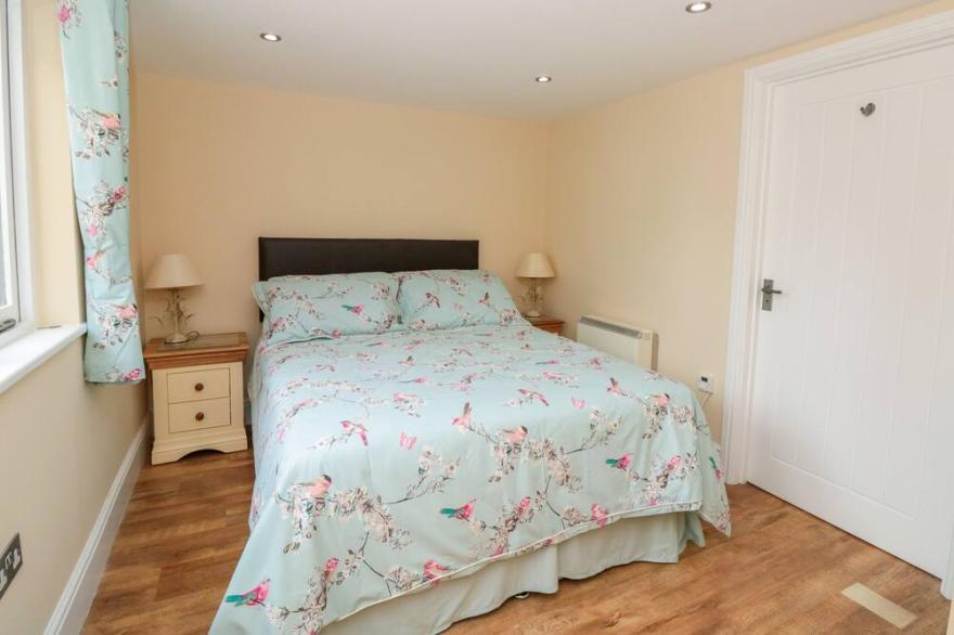 EASTDOWN ANNEXE, pet friendly, character holiday cottage in Dartmouth