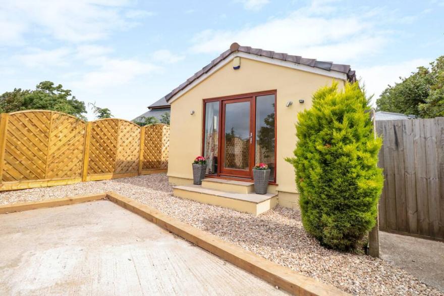 EASTDOWN ANNEXE, pet friendly, character holiday cottage in Dartmouth