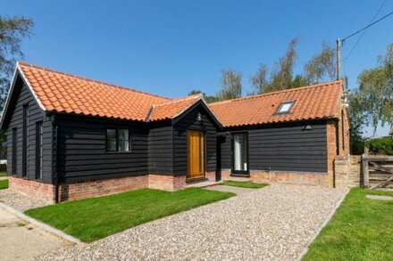 Daisy Lodge - Two Bedroom House, Sleeps 4