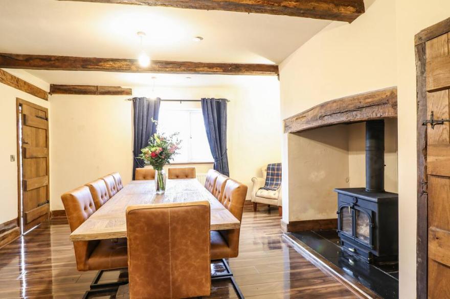 BODAIOCH COTTAGE, pet friendly, with hot tub in Caersws