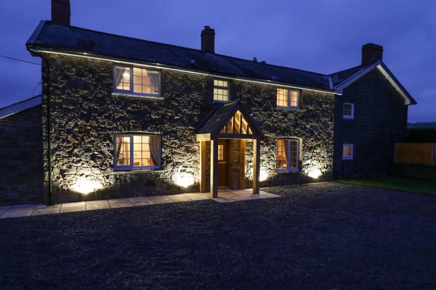BODAIOCH COTTAGE, Pet Friendly, With Hot Tub In Caersws