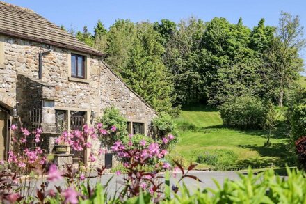 GOAL FARM COTTAGE, romantic, character holiday cottage in Hellifield