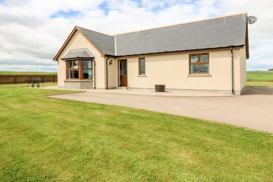 KILNARY COTTAGE, Country Holiday Cottage, With Open Fire In Pitmedden