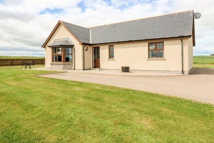 KILNARY COTTAGE, country holiday cottage, with open fire in Pitmedden