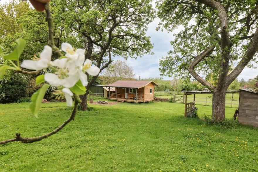 BRAMLEY ORCHARD GLAMPING, Pet Friendly, With Open Fire In Clarborough