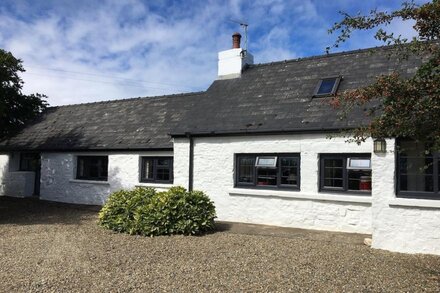 Character cottage, outside Newport, 5 minute drive to Newport Sands & Golf club