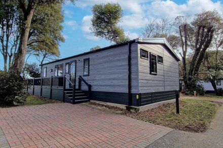 Stunning lodge with large decking at Azure Seas in Suffolk ref 32109OG