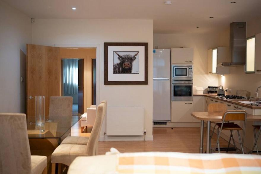Pass the Keys | Spacious Family 2-bed GF Sleeps 6 with Parking