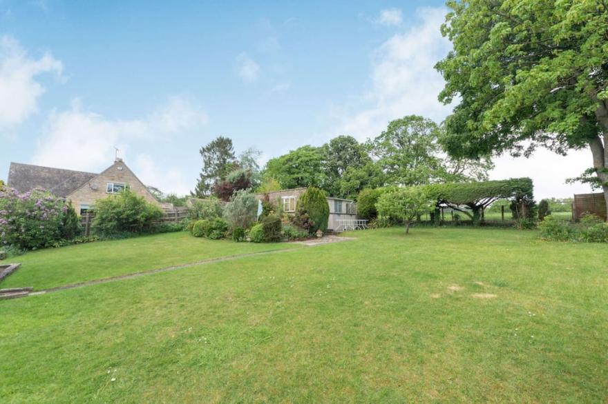 5 Bedroom Cotswold Holiday Cottage With A Superb Garden - Elm Bank