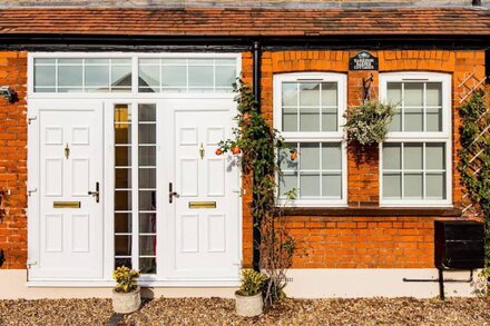 Charming 3BR Victorian Cottage in the historic town of Colnbrook, Berkshire