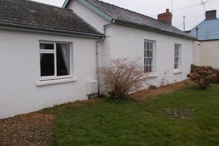 Beautiful cottage in the heart of Manorbier. Part of the Chateau Manorbier Estate