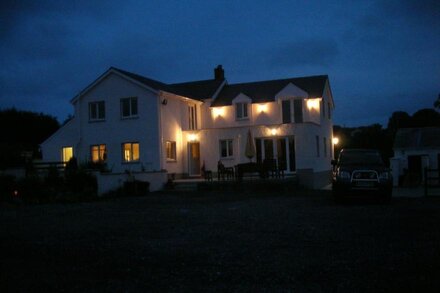 Modern Farmhouse all en suit nr Pembrokeshire & Carmarthen, Hot tub, own paddock