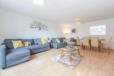 VENUS HOUSE- EXTREMELY SPACIOUS APARTMENT CLOSE TO LONDON EXCEL, UP TO 12 PEOPLE