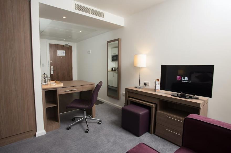 Lovely Suite | Access to and On-Site Business Centre