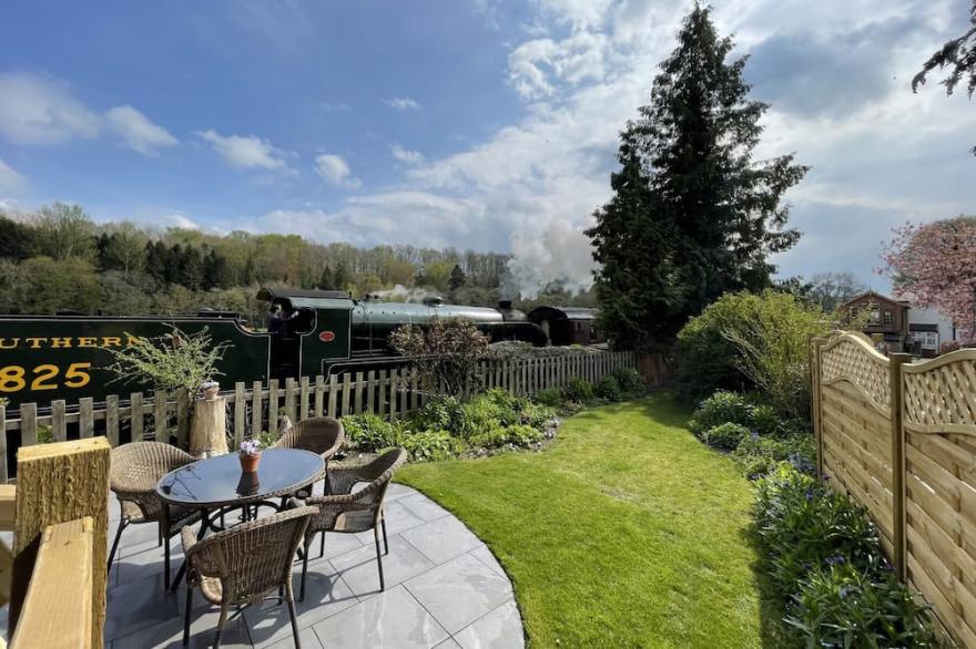 Heritage Railway Cottage. Hot tub, Dog friendly, Fenced Garden, Great area.