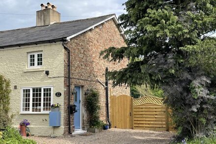 Heritage Railway Cottage. Hot tub, Dog friendly, Fenced Garden, Great area.