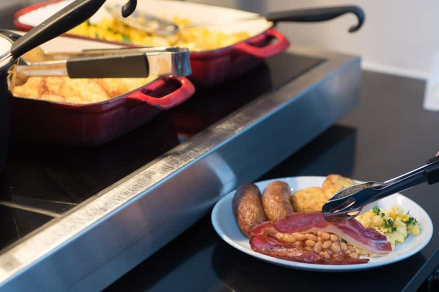 Deluxe Studio in London | Complimentary Breakfast Buffet + On-Site Business Centre