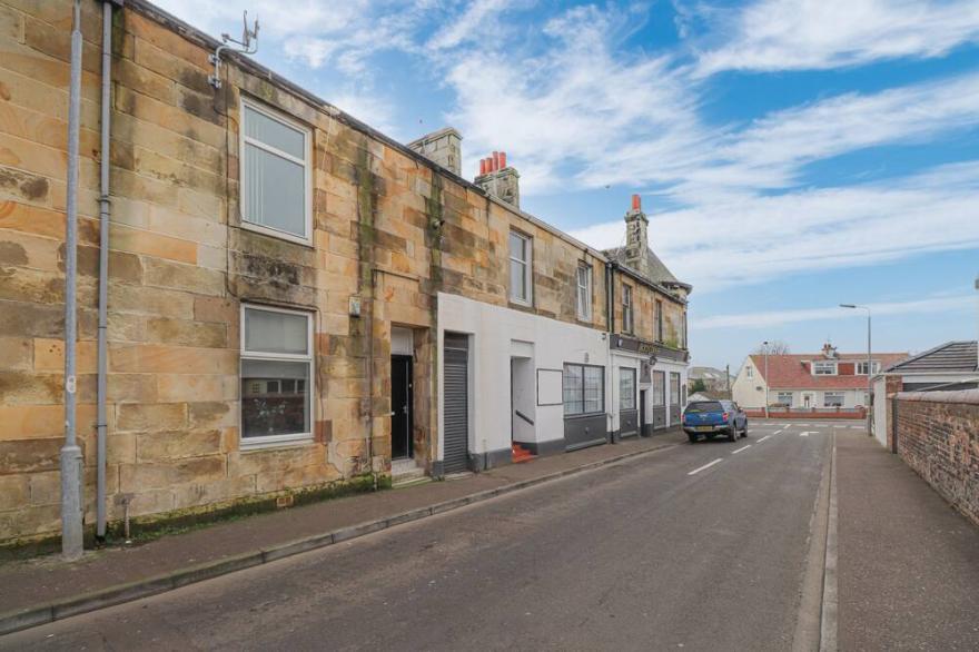 1 bed ground floor flat in town centre location in Ardrossan, close to popular pubs, restaurants ...