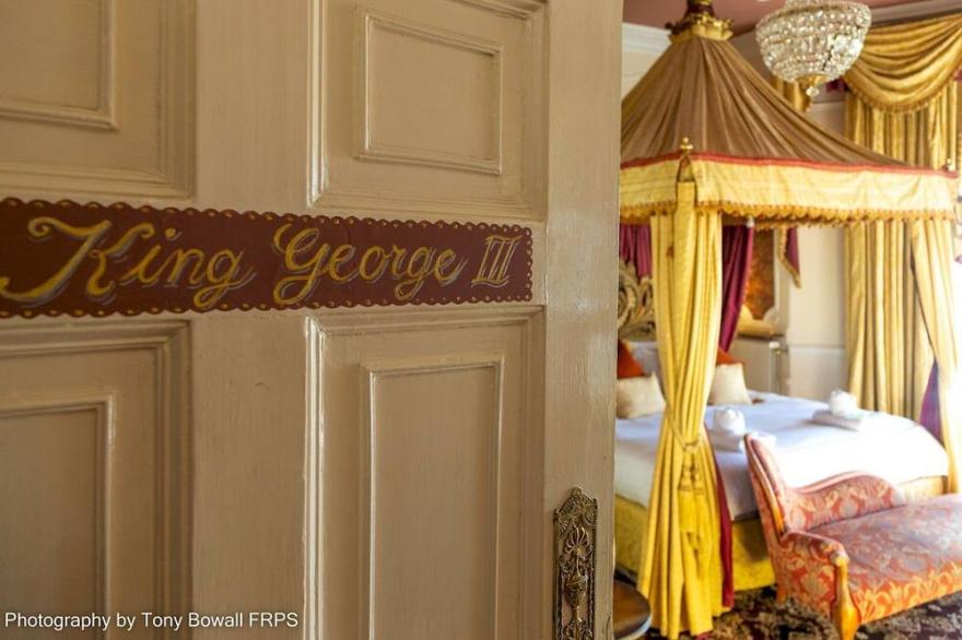 Pass The Keys | The Fabulous King George Suite