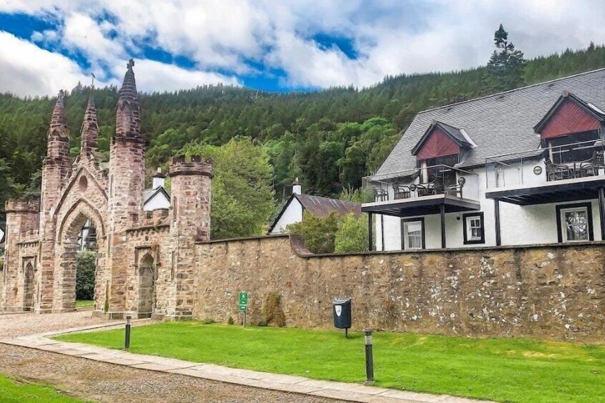 Charming Cottage Along Loch Tay | Indoor Pool