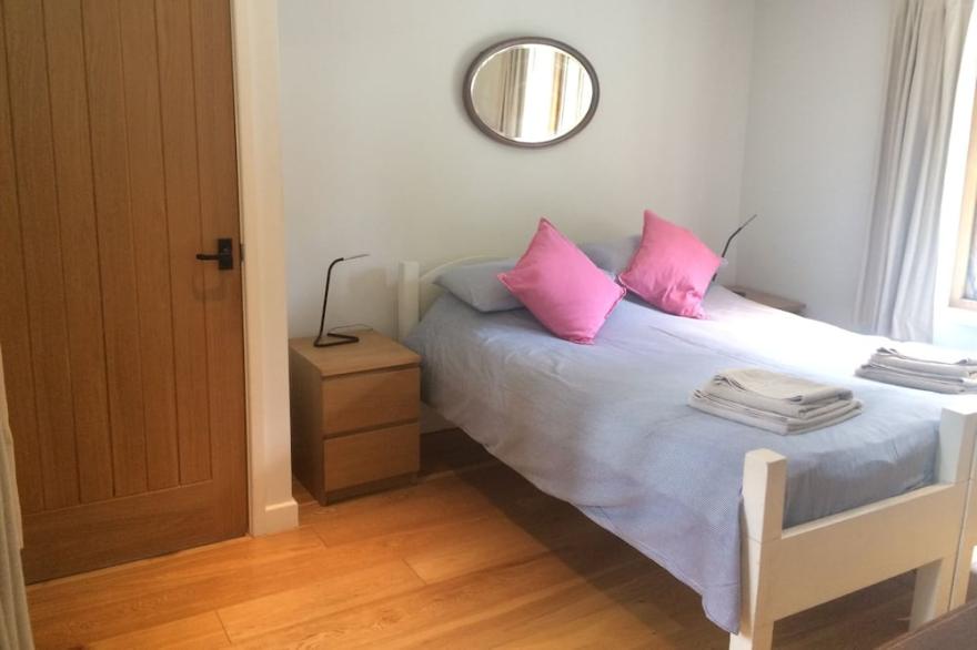 Dog Friendly Cottage, with shared swimming pool, tennis court & log burner