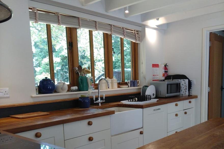 Dog Friendly Cottage, with shared swimming pool, tennis court & log burner