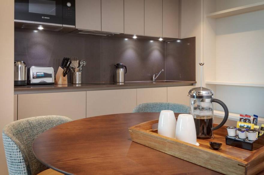 Practical 1 Bedroom Suite close to London Heathrow | Perfect for Business Travellers + Free Wi-Fi