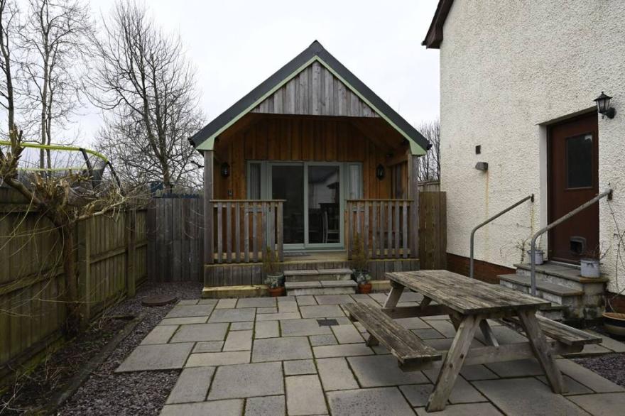 Fort William Chalet  -  A Chalet That Sleeps 2 Guests  In 1 Bedroom
