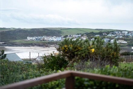 SHORELANDS, country holiday cottage, with a garden in Polzeath