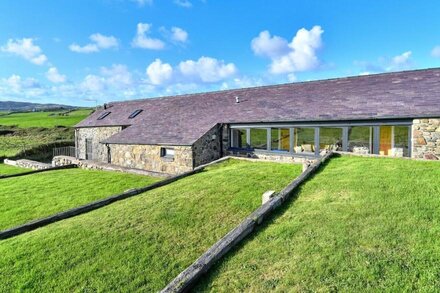 Geufron Barn - Four Bedroom House, Sleeps 8