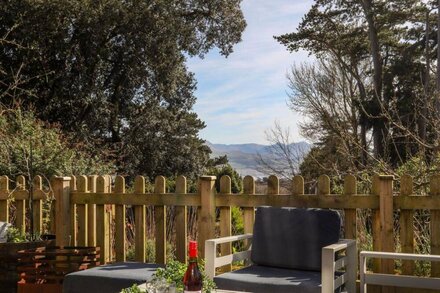 PLAS ELYN, pet friendly, luxury holiday cottage in Beaumaris