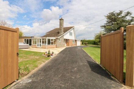 FALLOWFIELD, pet friendly, with hot tub in Winterton-On-Sea