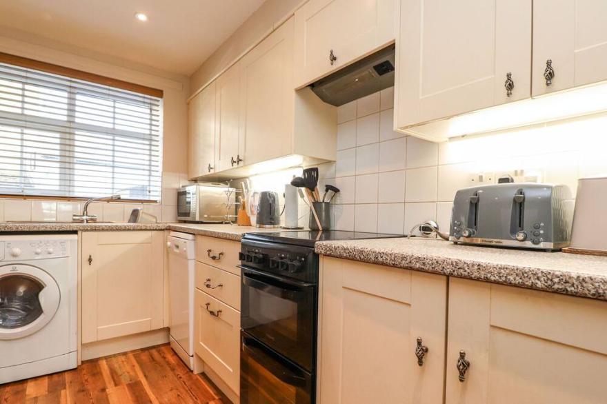 3 SOUTH VIEW, pet friendly, with open fire in Horton-In-Ribblesdale