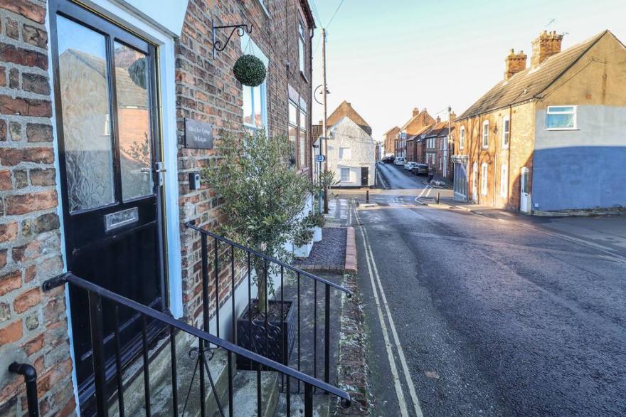 OLIVE TREE COTTAGE, Family Friendly, With A Garden In Louth