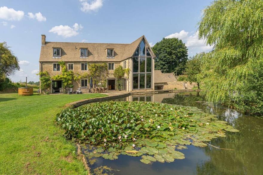 Beautifully presented holiday home in the Cotswolds with a hot tub - Priory Farmhouse